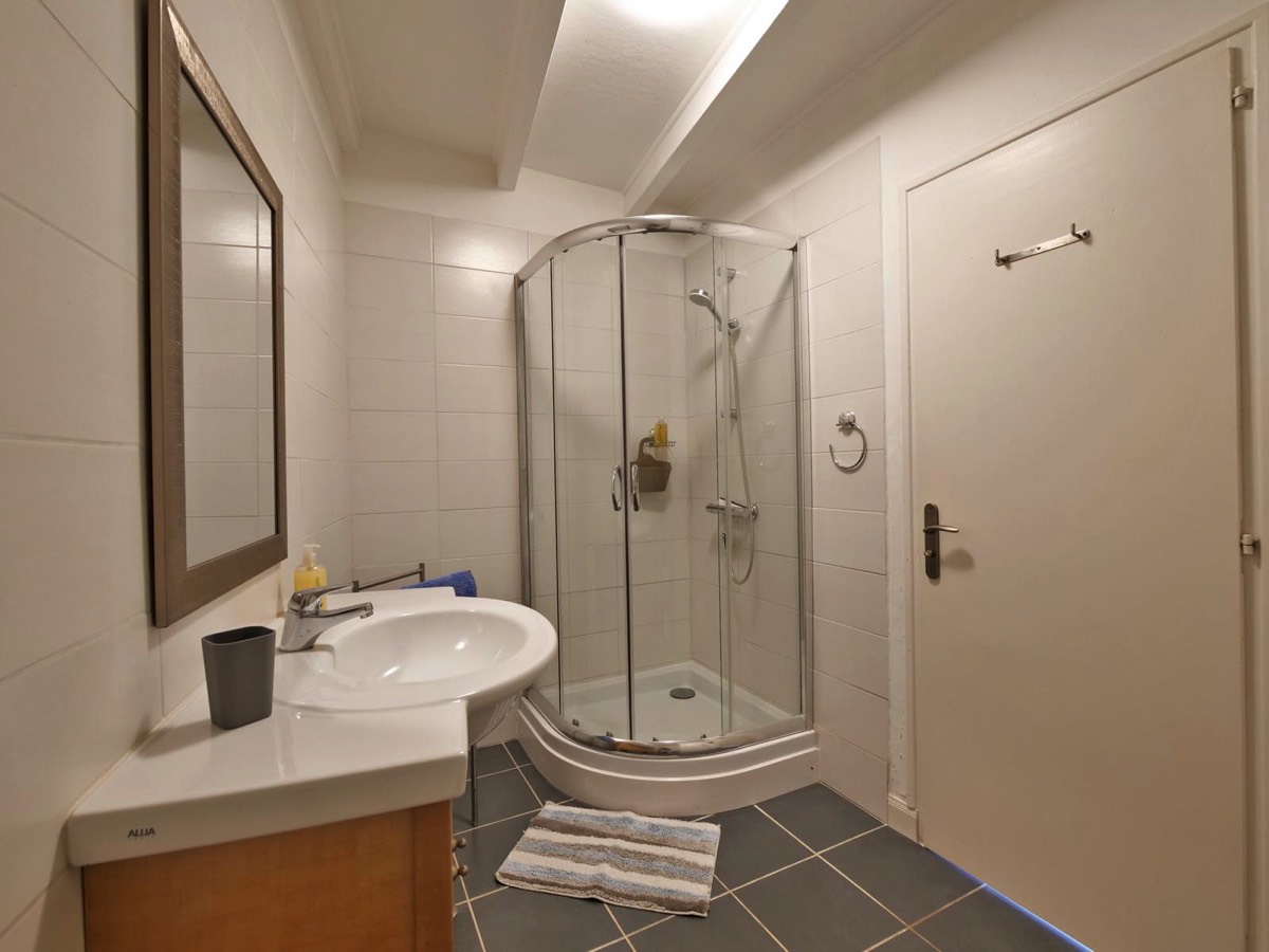 Ground Floor Shower room at Le Vieux Cafe
