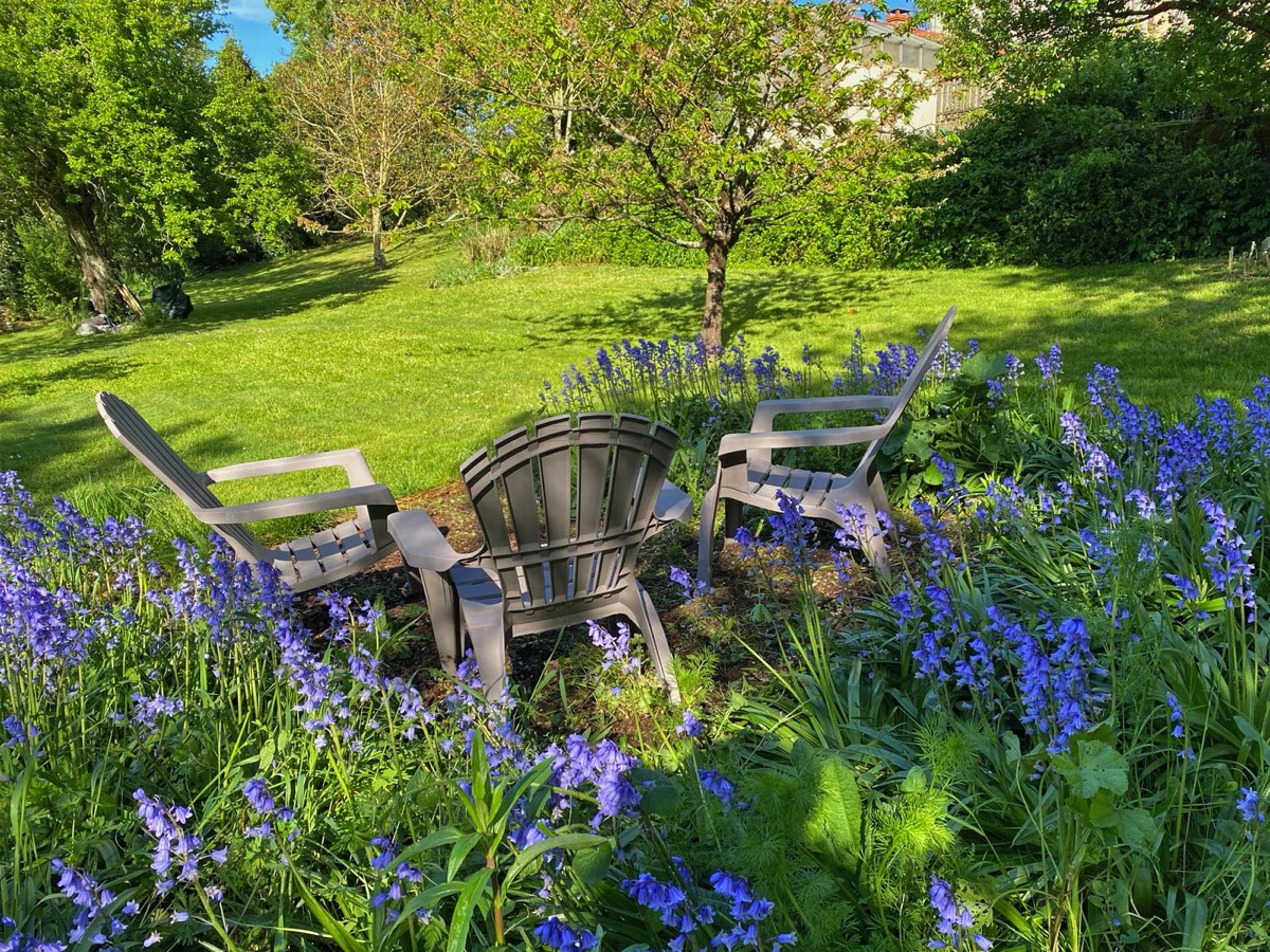 Large flowery garden at Maison Lairoux