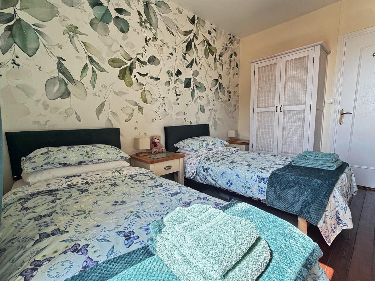 Twin bedroom at Le Vieux Cafe