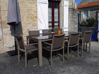 New Patio Table and Chairs for Le Vieux Café